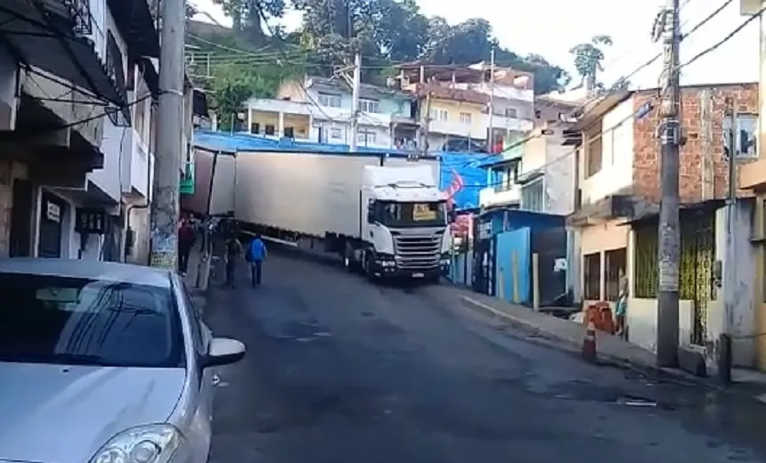 Carreta bate em casa e interdita rua em Campinas de Pirajá; assista