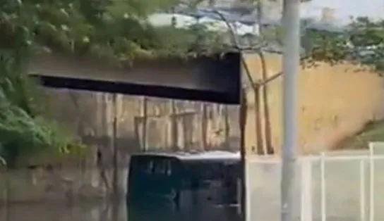 Ônibus fica ilhado próximo a Arena Fonte Nova após fortes chuvas em Salvador; assista 