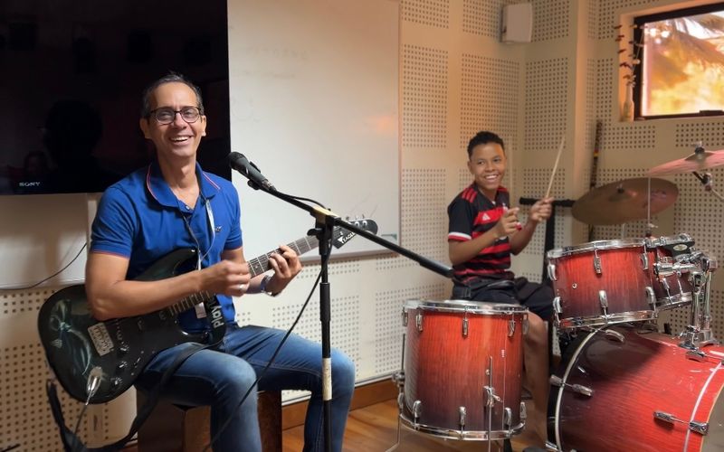 A musicoterapia é reconhecida pela OMS como prática complementar capaz de reduzir estresse e ansiedade em pacientes hospitalizados/Foto: Divulgação/UBAM