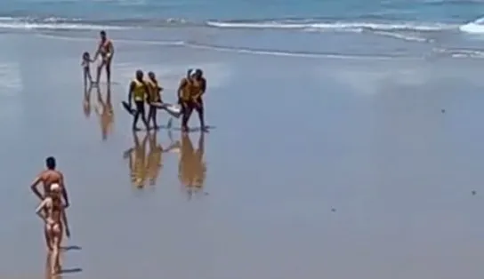 Corpo é encontrado na Praia de Jaguaribe e banhistas ajudam salva-vidas durante resgate; assista 