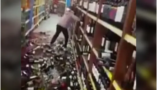 Dia de fúria: mulher quebra dezenas de garrafas de vinho após ser demitida de loja; assista