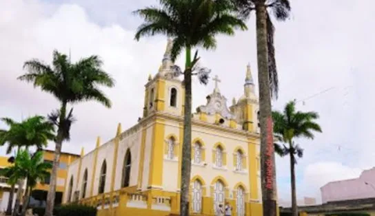 Coroinha é esfaqueado dentro de igreja no interior da Bahia e vídeo mostra tudo; assista  
