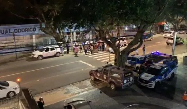 VÍDEOS: após dez horas de protesto e tensão, estudantes desocupam colégio no Corredor da Vitória