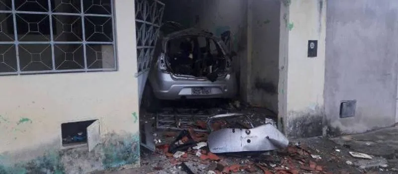 CAMAÇARI: Bandidos explodem carro e moradores acordam com medo de atentado terrorista