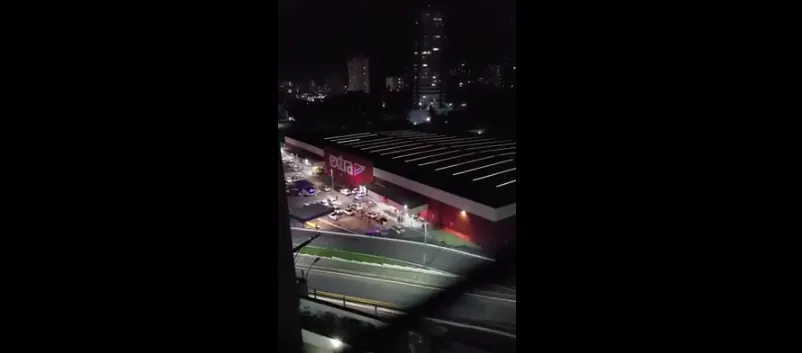 VEJA VÍDEO: Moradores registram homem baleado em estacionamento de supermercado