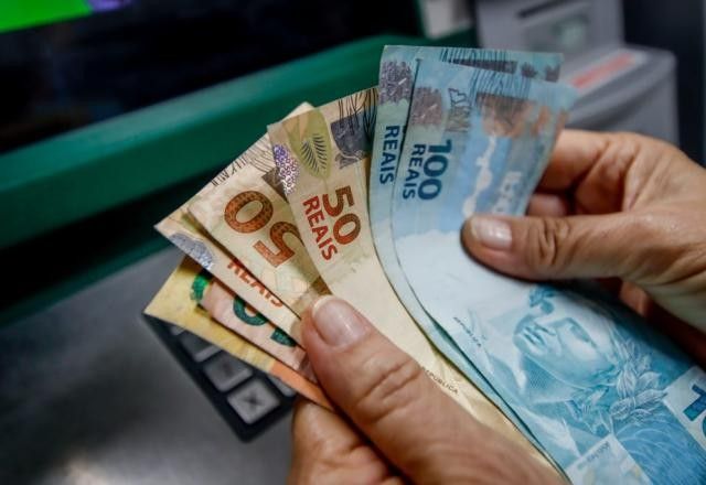 Pessoa Segura Cédulas De Real Divulgação Governo