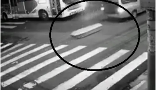 Câmera flagra caixão caindo de carro funerário; assista  