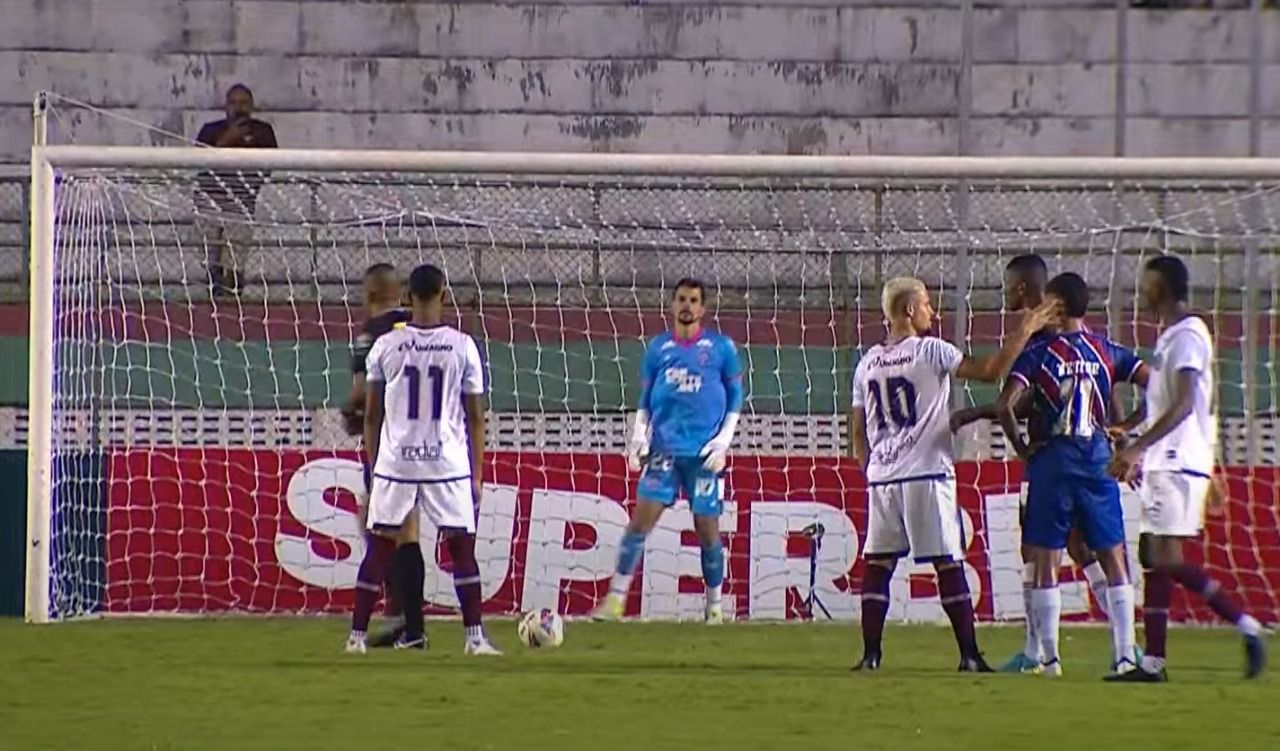 Jogador dá petelecada e acaba expulso. Foto: Reprodução/TVE