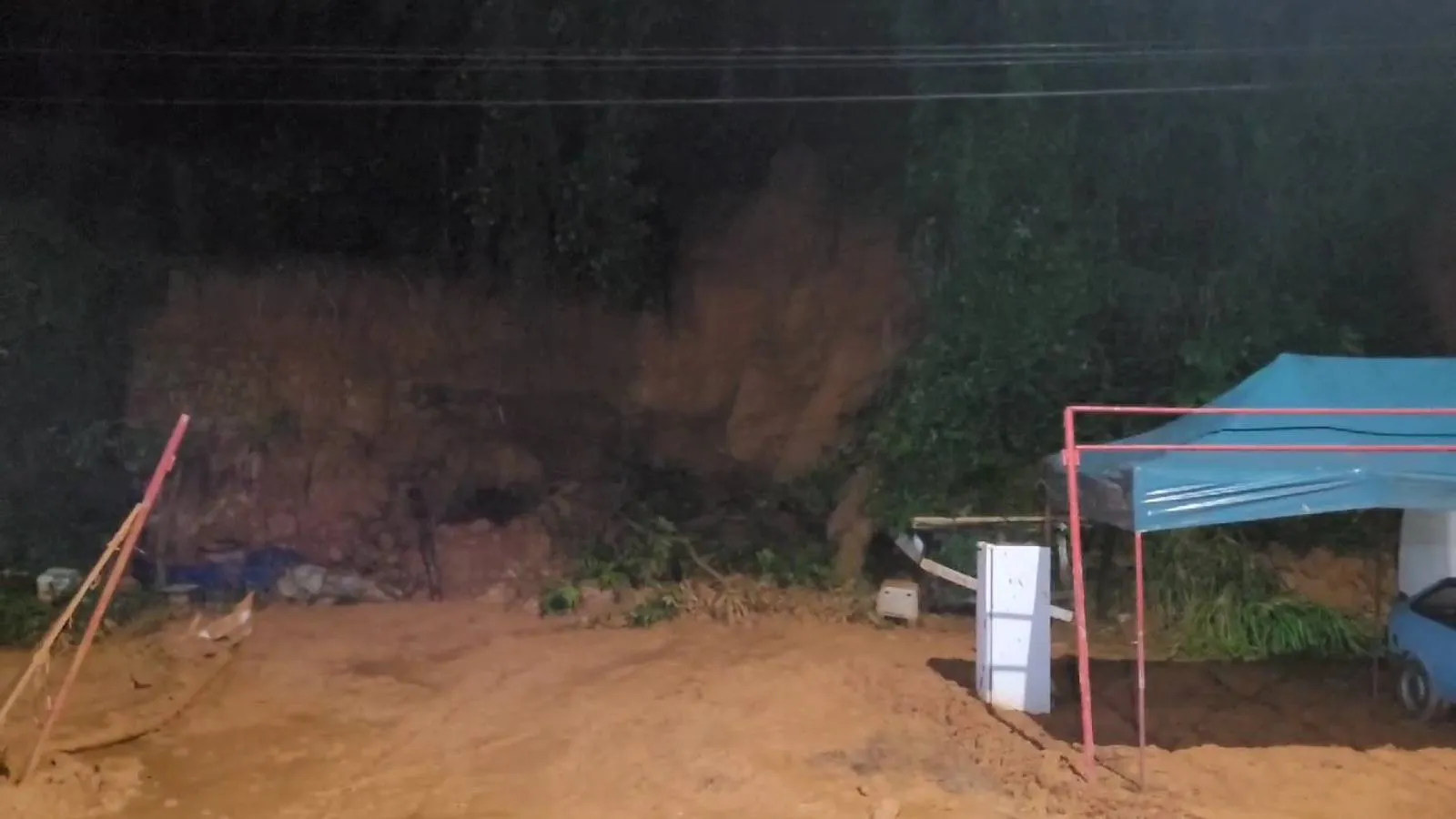 Deslizamento faz lama invadir a pista no Vale da Muriçoca; Veja balanço da Codesal e Sudec