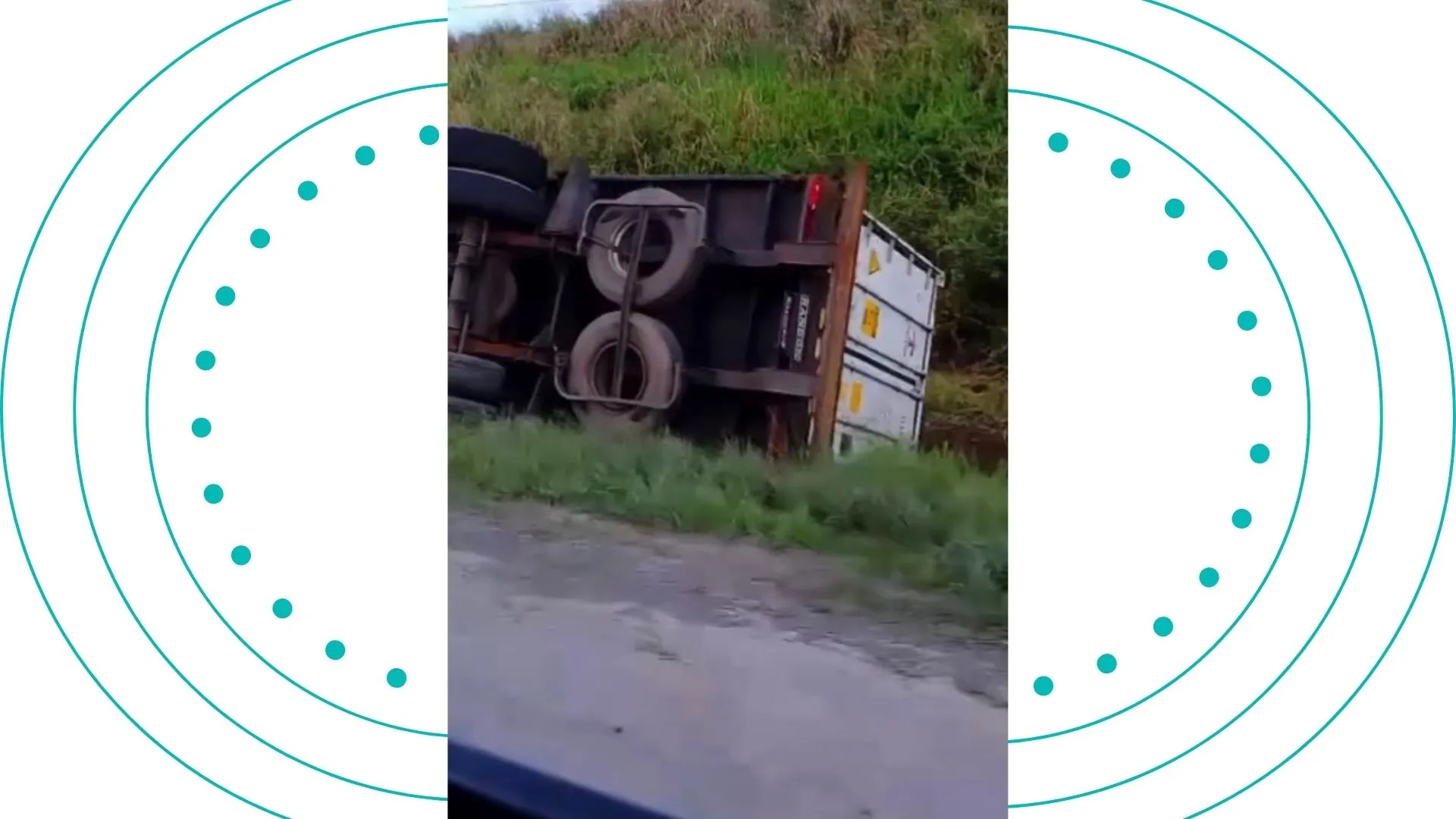 VÍDEO: Caminhão tomba em acostamento da BR-324 próximo a Conceição do Jacuípe 