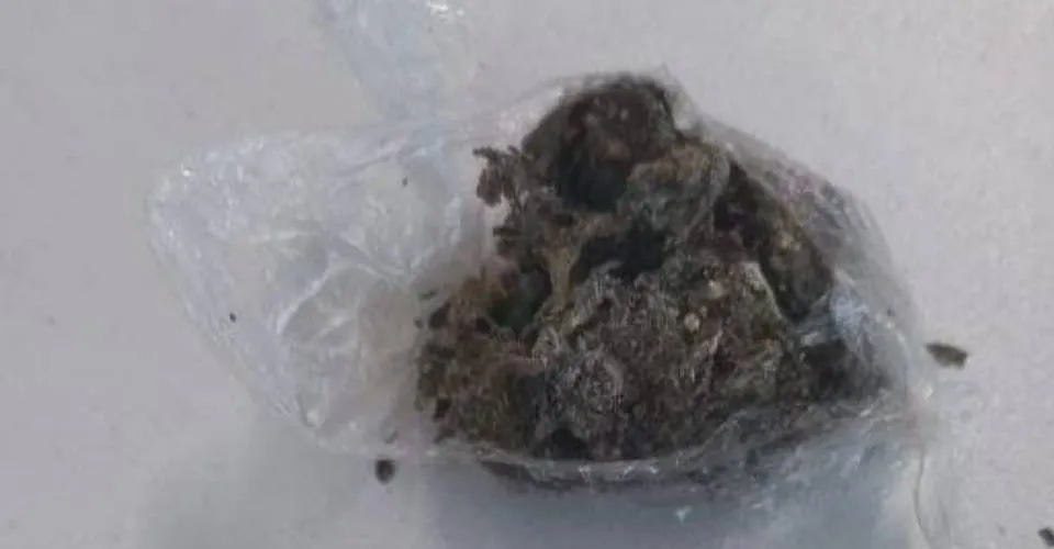 Suspeito de tráfico de drogas é preso dentro de ônibus em Jequié com crack e maconha