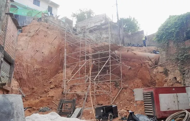 Deslizamento de terra durante obra provoca falta de água em 15 bairros de Salvador