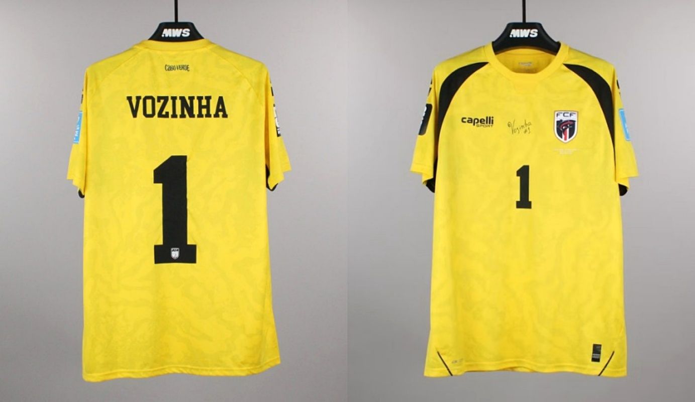 Camisa autografada do goleiro Vozinha é leiloada por R$ 65 mil. Foto: Divulgação/MWS