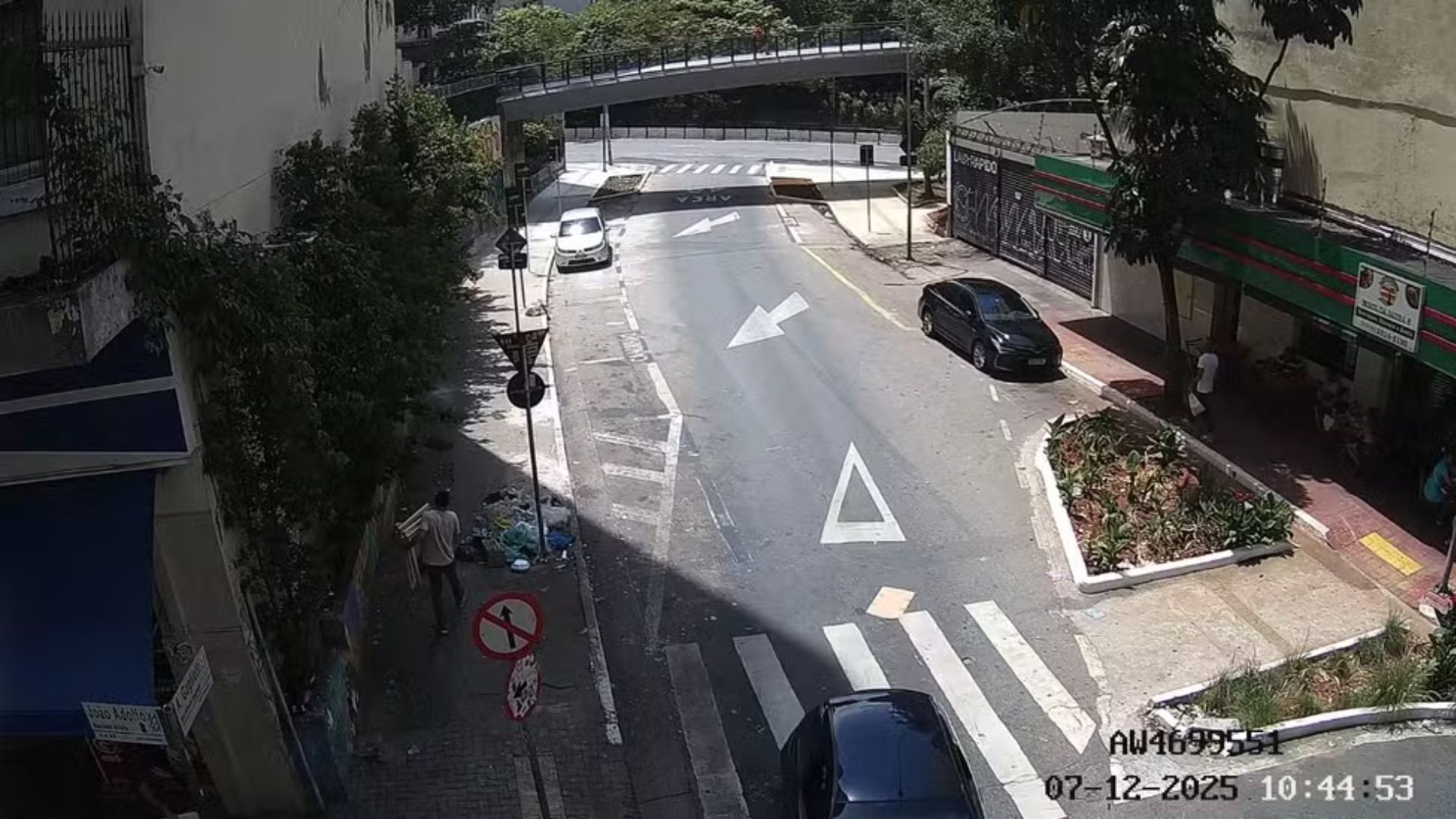 Imagem mostra suspeitos com obras roubadas de biblioteca em SP | Foto: Reprodução