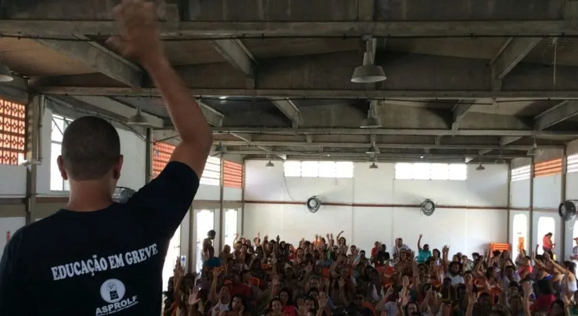 LAURO DE FREITAS: Trabalhadores em educação farão ato com direito a “bolo de aniversário”