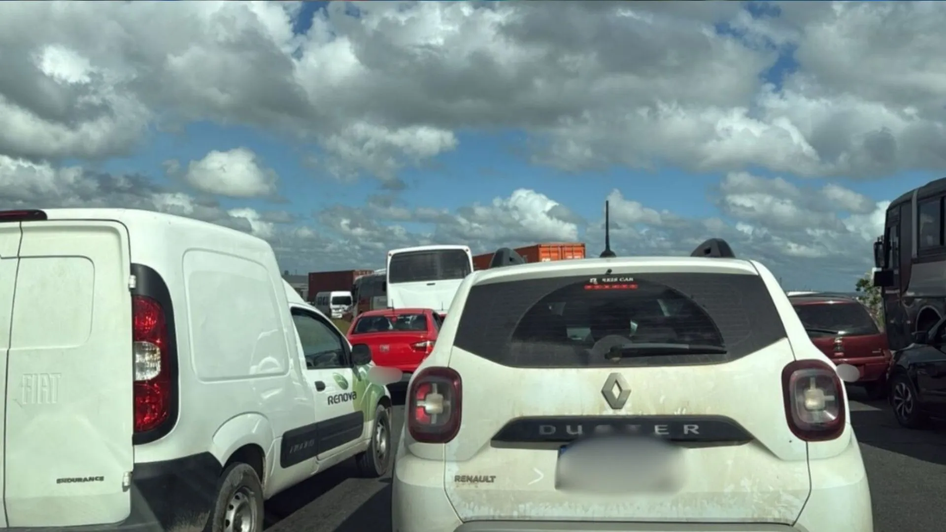 Protesto interdita trânsito e prejudica acesso à entrada da BYD