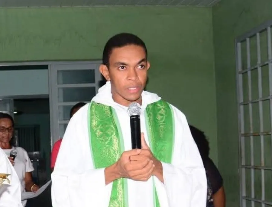 Padre é afastado após vídeo íntimo vazar e viralizar nas redes sociais