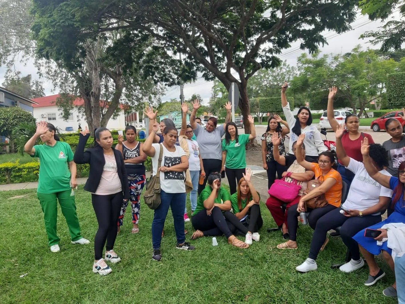 Trabalhadores que prestam serviços para a Uesb protestam contra atrasos salariais em Vitória da Conquista