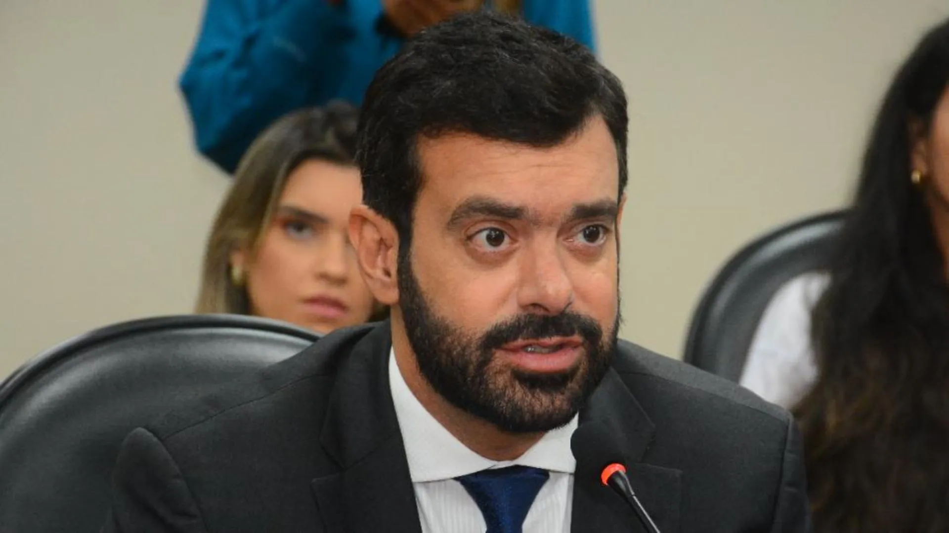 Deputado Tiago Correia responde críticas de Wagner Moura à política cultural da Bahia e destaca a necessidade de debater outros problemas na Bahia