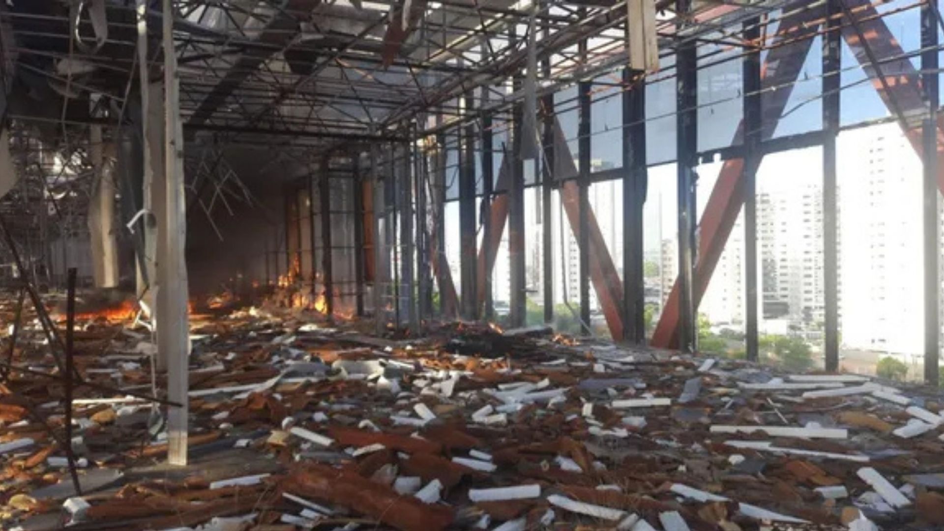 Inc&ecirc;ndio atingiu Centro de Conven&ccedil;&otilde;es; Foto: Leitor / Aratu On