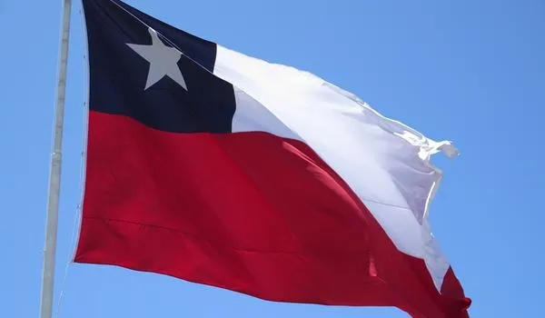 Em plebiscito popular histórico, eleitores do Chile votam a favor de nova Constituição