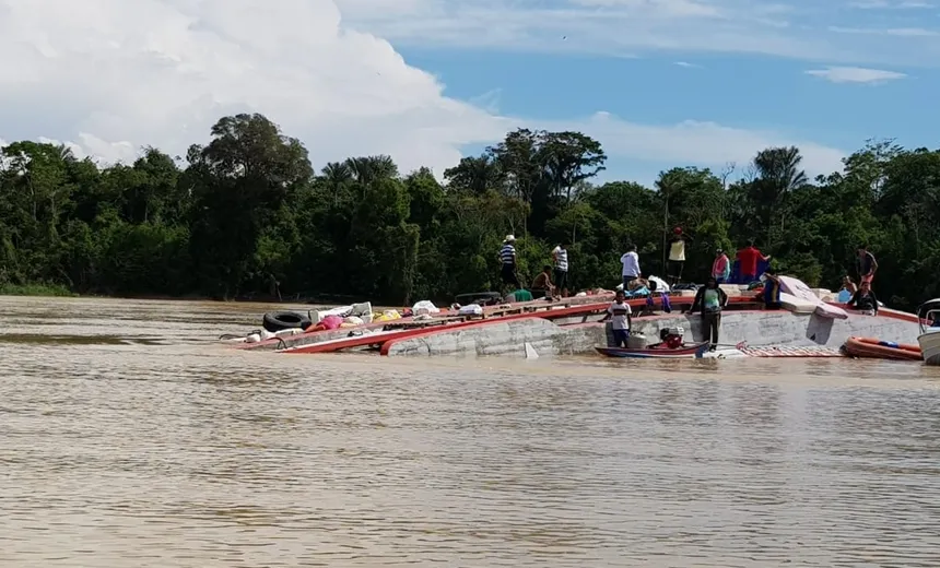 Embarcação naufraga no interior do Amazonas