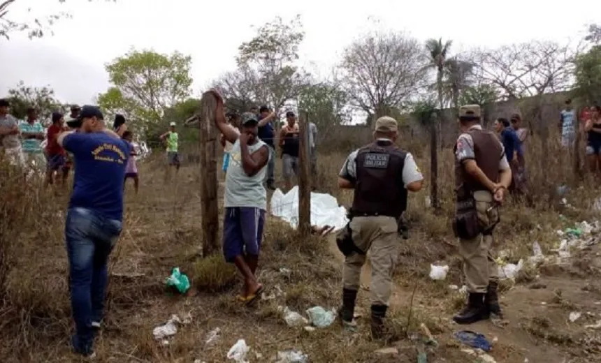 Jovem é morta a facadas e corpo é encontrado em terreno baldio em Itambé