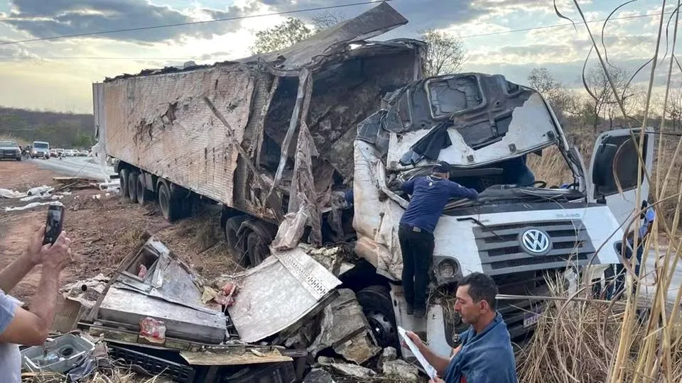 Caminhoneiro morre após perder controle de veículo e capotar na BA-463
