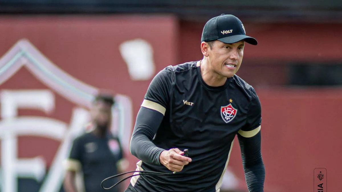 Thiago Carpini é absolvido pelo STJD e comanda Vitória contra o Atlético-MG
