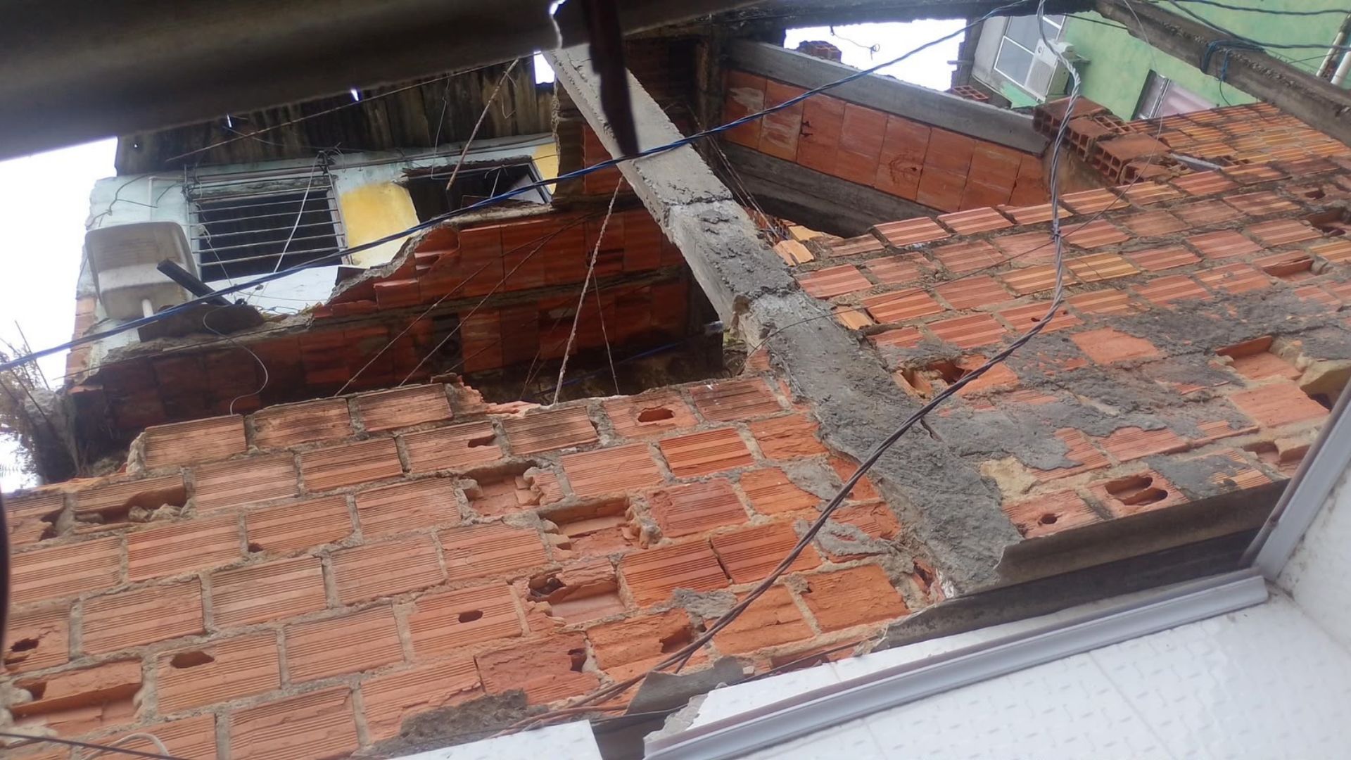 Casa desaba no bairro da Federa&ccedil;&atilde;o, em Salvador