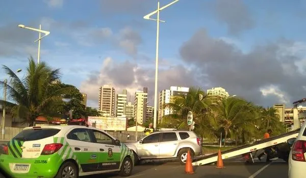 Motorista fica ferido após perder controle da direção e capotar carro no bairro de Armação