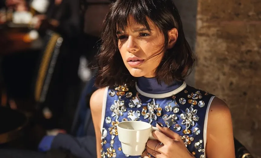 Em ensaio para revista portuguesa, Marquezine surge de ‘topless’ em fotos inéditas; confira