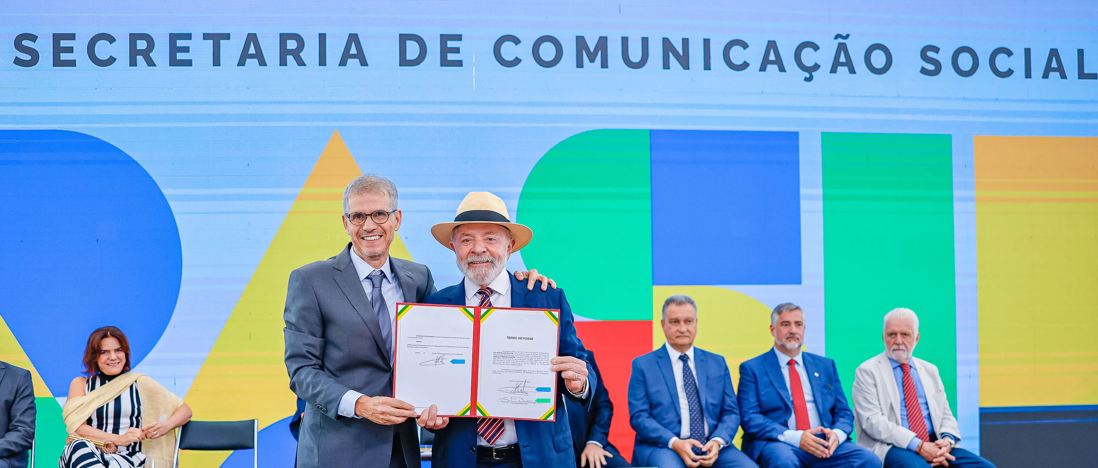 Com linguagem simples e vídeos curtos, publicações de Lula chamam atenção nas redes