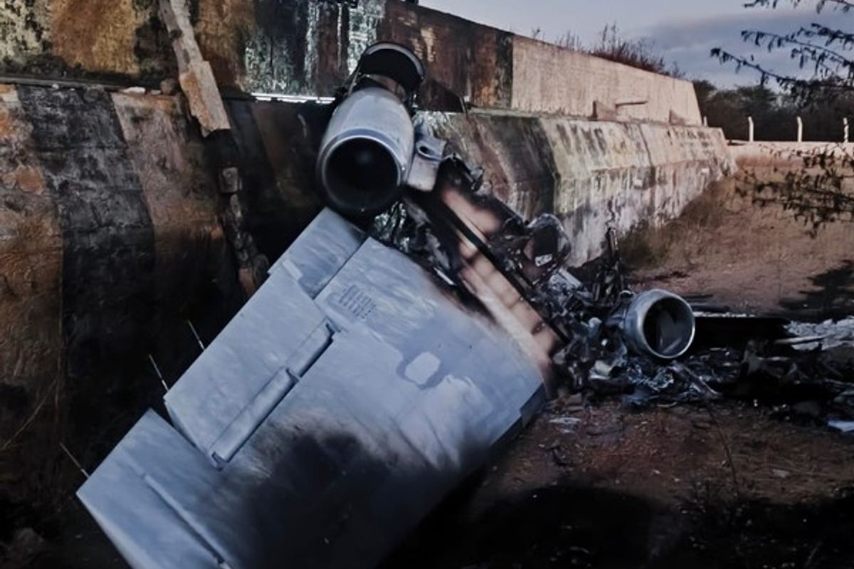 Avi&atilde;o de Rey Vaqueiro ficou destru&iacute;do ap&oacute;s sair da pista e pegar fogo durante pouso em Parelhas, no Rio Grande do Norte