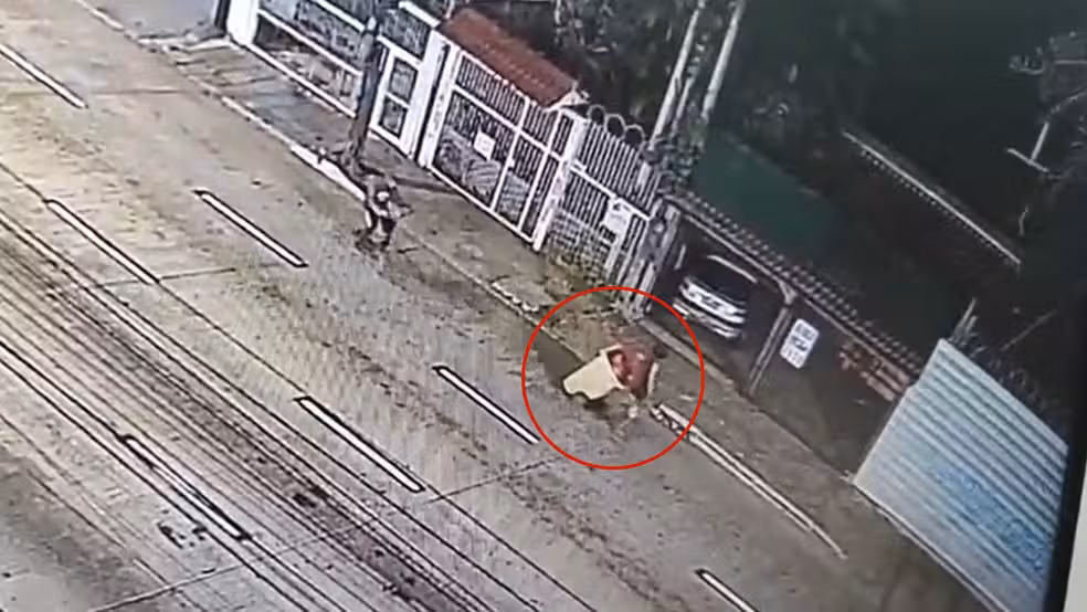 Câmeras De Segurança Mostram Homens Carregando Corpo De Mulher Dentro De Lixeira — Foto Divulgação Polícia Civil