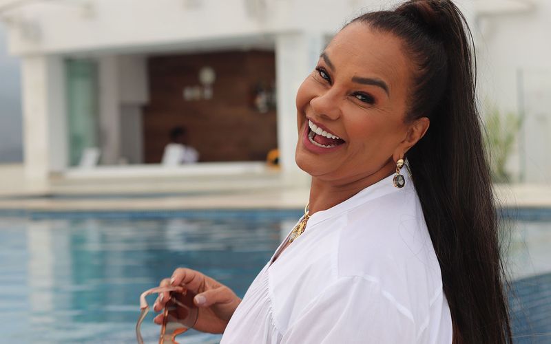 Solange Couto (6 de julho de 1956) &eacute; uma renomada atriz brasileira, amplamente reconhecida pelo papel ic&ocirc;nico de Dona Jura na novela O Clone (2001)/Foto: Redes Sociais&nbsp;