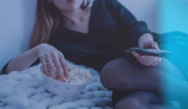 Brasileiro passa quase 8 horas por dia assistindo TV durante pandemia do coronavírus, aponta pesquisa