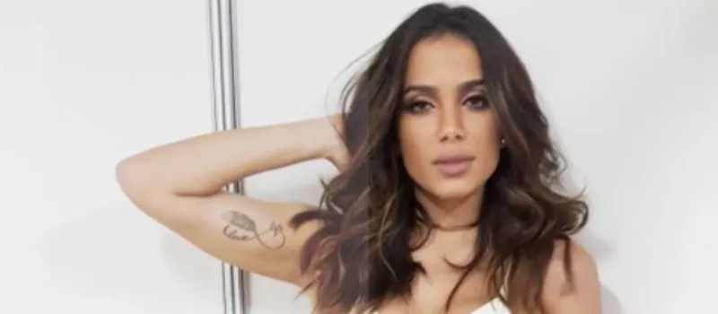‘PLATINADA?’: Anitta muda visual e fãs elogiam a cantora nas redes sociais; Veja foto