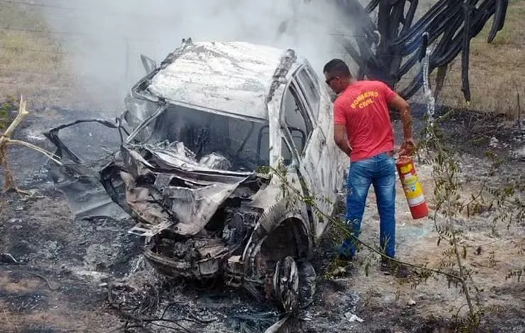 Médica de 30 anos morre em acidente na BA-120; carro pegou fogo