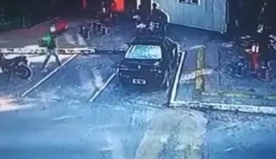 Assassino se disfarça de entregador por app e executa rapaz em Cajazeiras; câmera de segurança registrou o crime