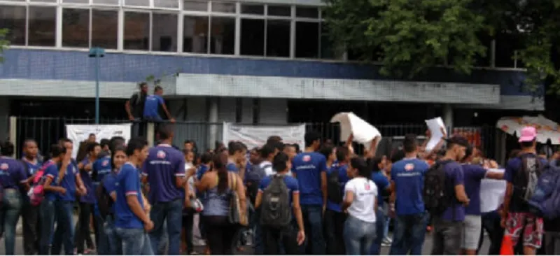 MANIFESTAÇÕES: Em protestos, estudantes interditam trânsito na região da Calçada e ocupam escola no Subúrbio