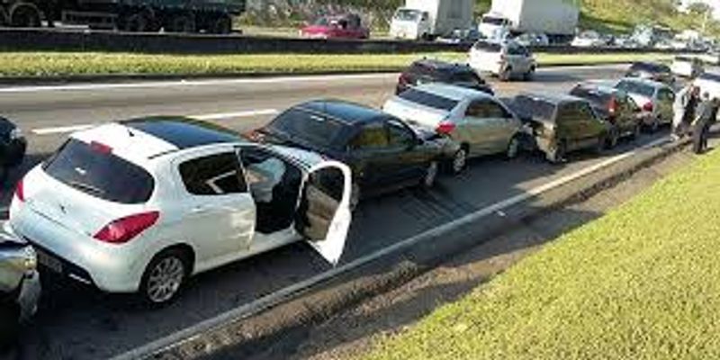 O acidente ocasionou em uma colisão em cadeia de 8 casos e uma moto, esse tipo de acidente geralmente é chamado de engavetamento/Foto: Freepik