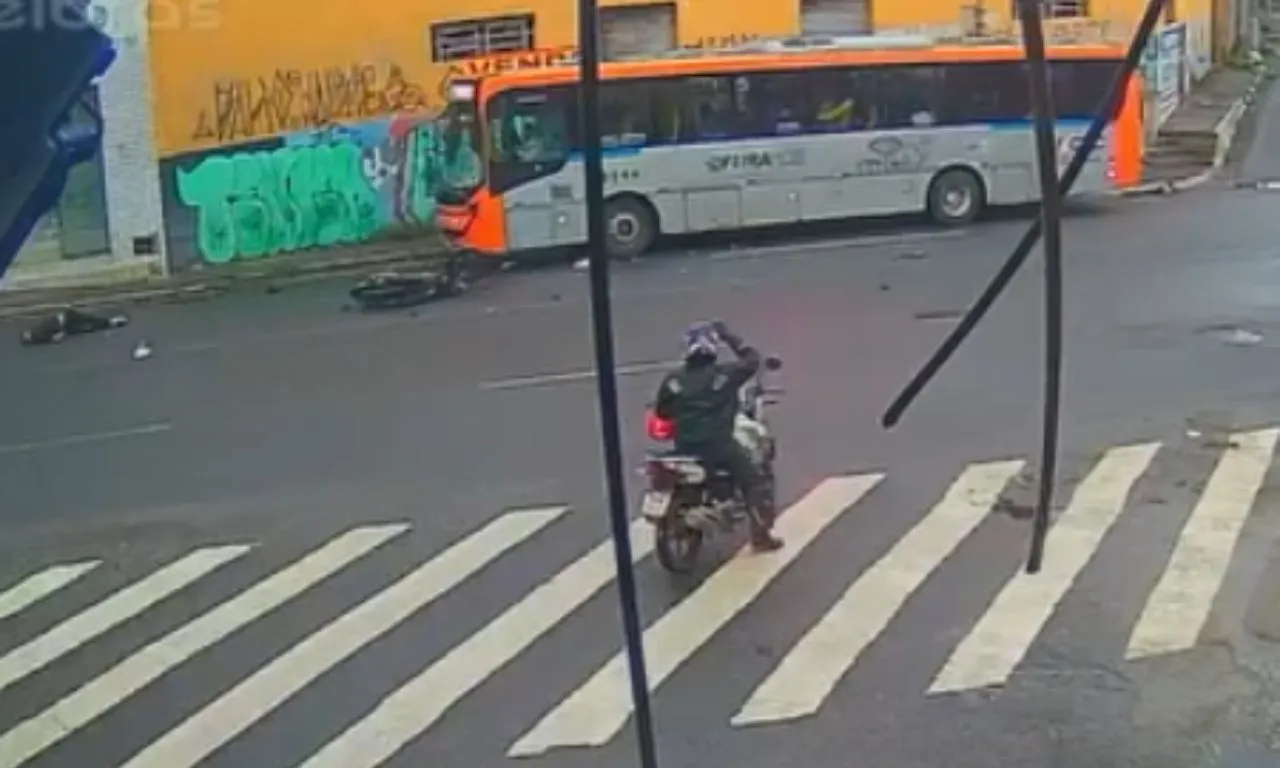 Vídeo mostra momento em que motociclista é atingido por ônibus na Bahia