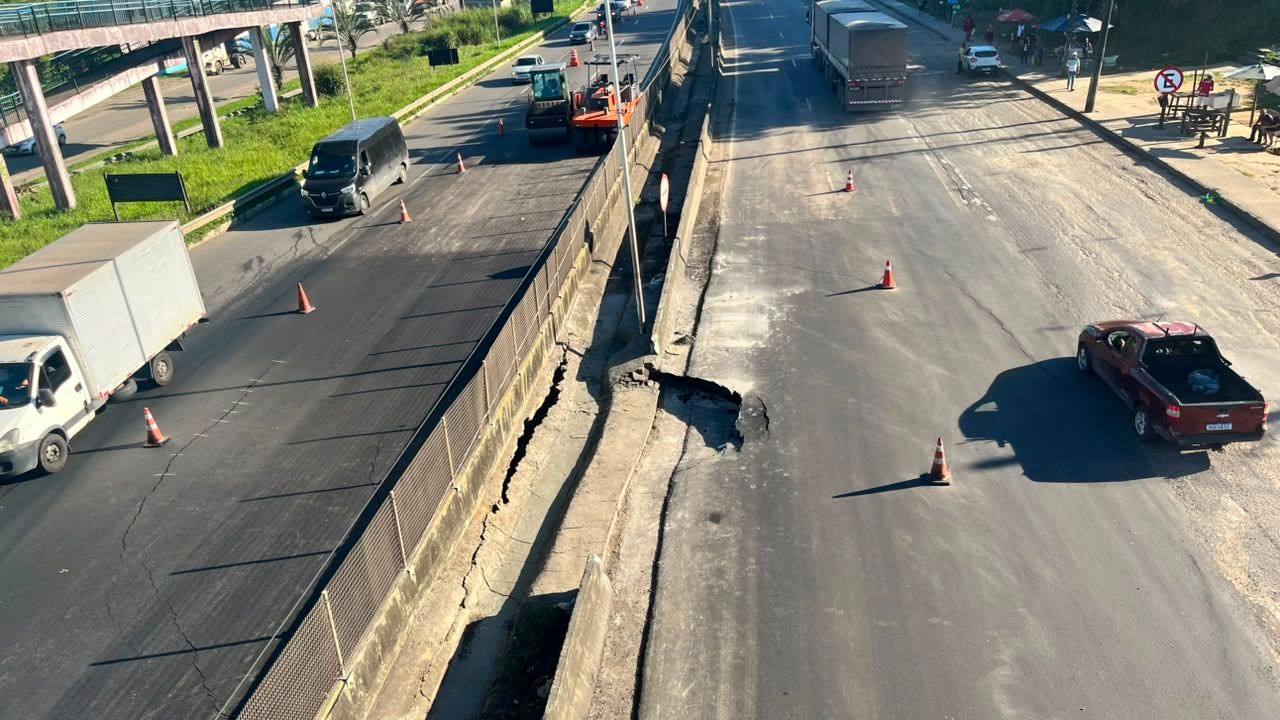 Trânsito na BR-324 segue lento após novo afundamento na pista em Simões Filho. Foto: Rosana Bomfim / Aratu On