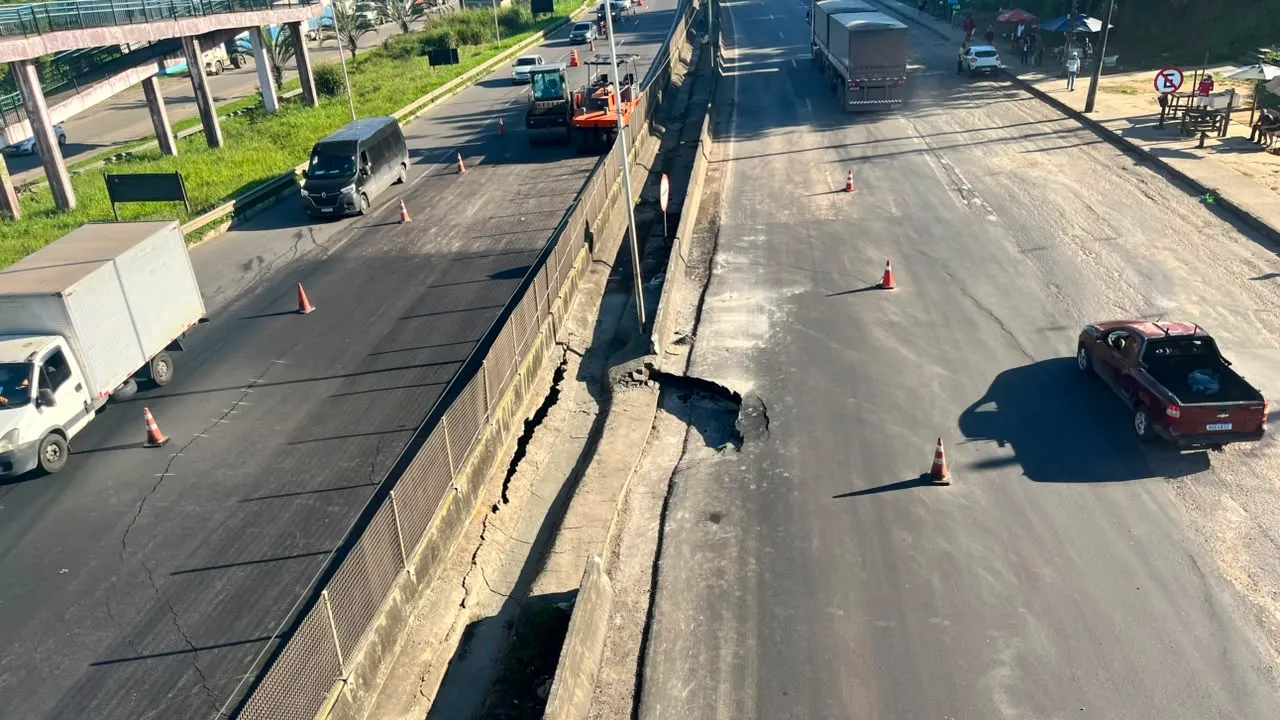 Cratera volta a abrir na BR-324 e causa congestionamento em Simões Filho