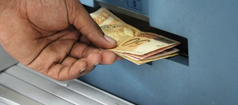TÁ DIFÍCIL: Brasileiros retiraram quase R$ 41 bilhões a mais do que depositaram na poupança em 2016