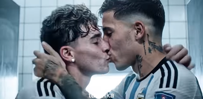 Jogadores da Argentina se beijam em v&iacute;deo compartilhado por Madonna.|