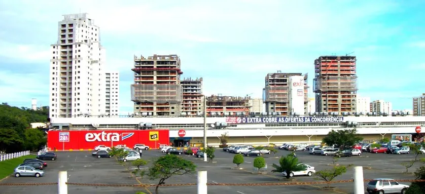 Bandidos explodem caixa eletrônico em área de supermercado na Avenida Paralela