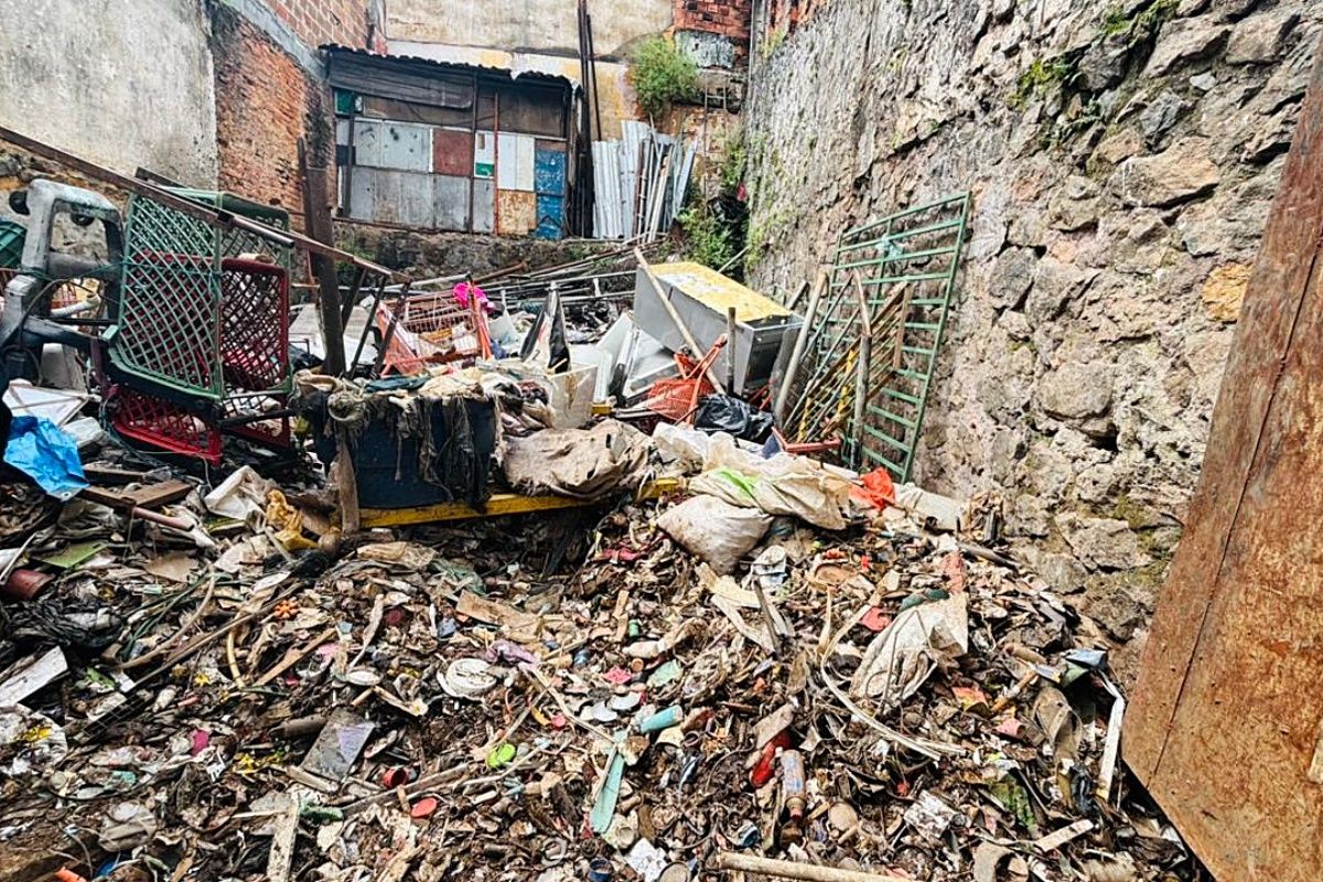 O ferro-velho não tinha licença de funcionamento e acumulava sucatas e lixo, o que representava riscos à saúde pública. Foto: Ascom/PCBA