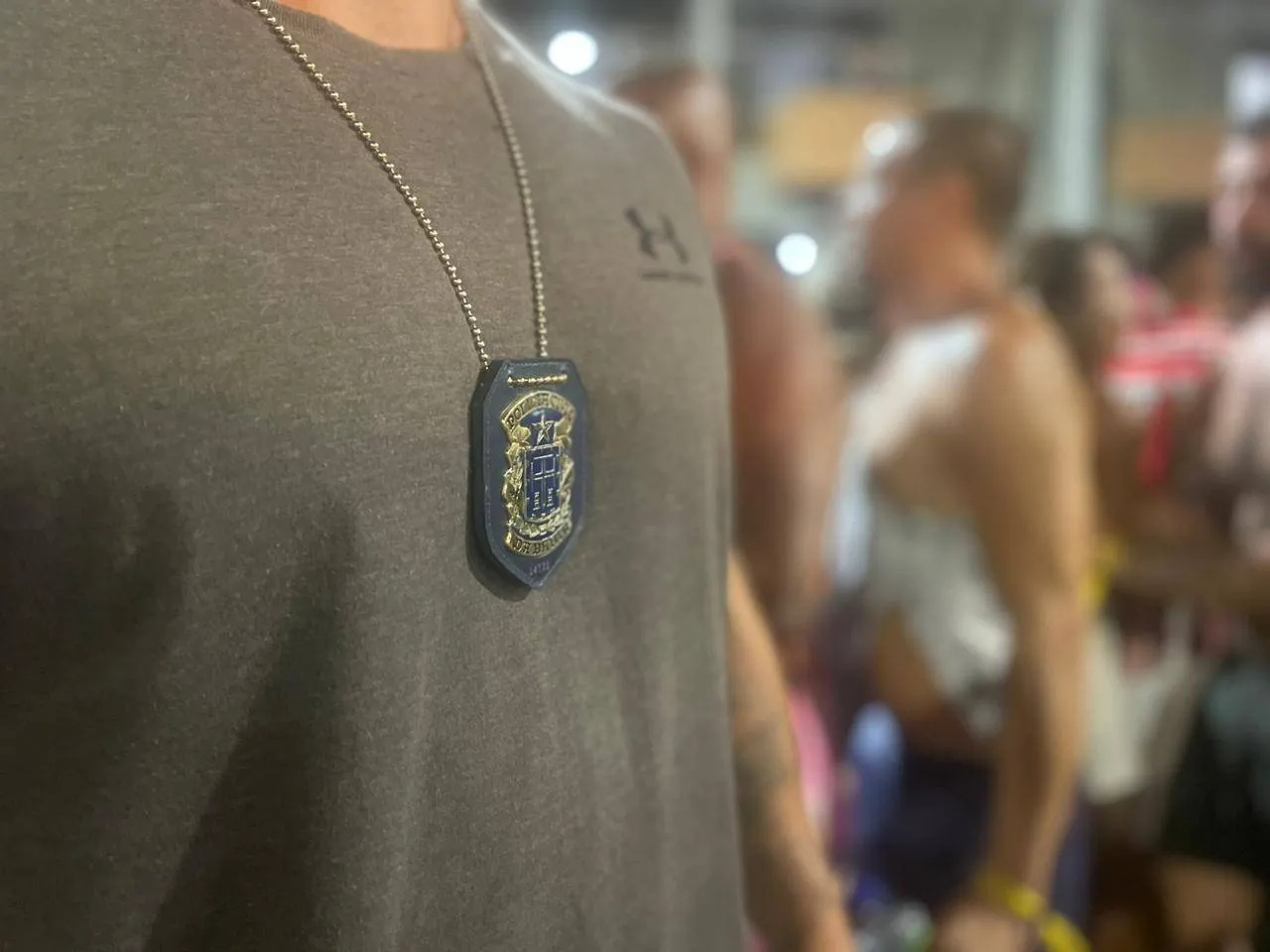 Cinco são presos pela Polícia Civil furtando celular na Ondina